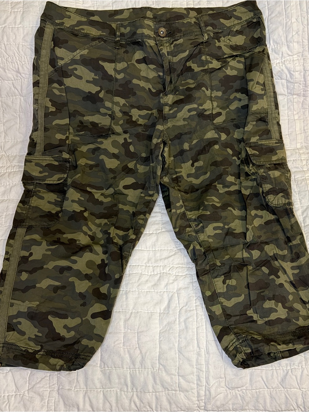 Time and Tru Women’s Camo Capri Pants Size 18 NWOT